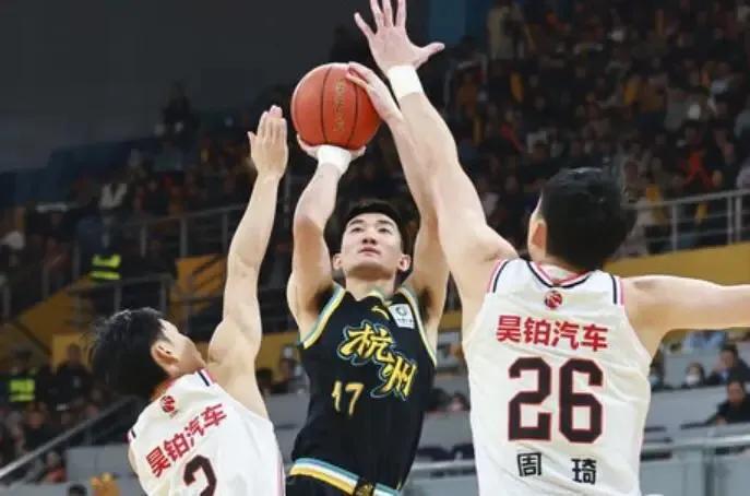 广东对广厦 两细节太搞笑
本赛季CBA广东与广厦第二次相遇
第一次广东主场， 凭