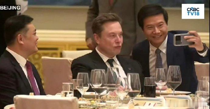 幻视武磊合影C罗 