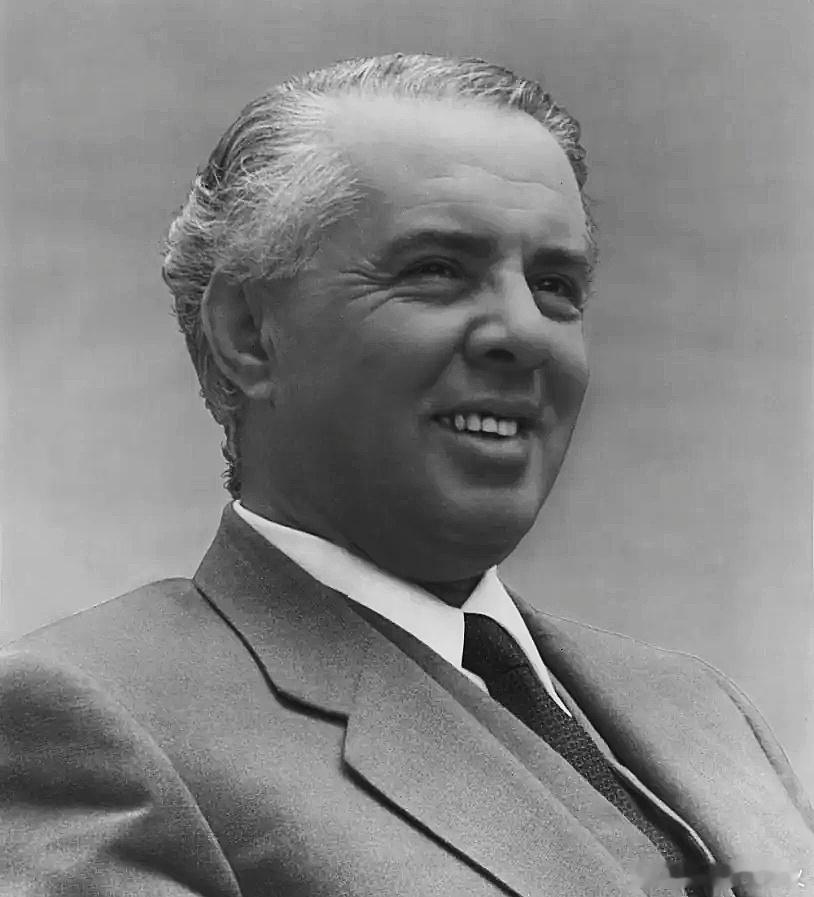 篮球捡史 1973年3月27日—4月16日，中国男、女篮球队和上海杂技团访问阿尔