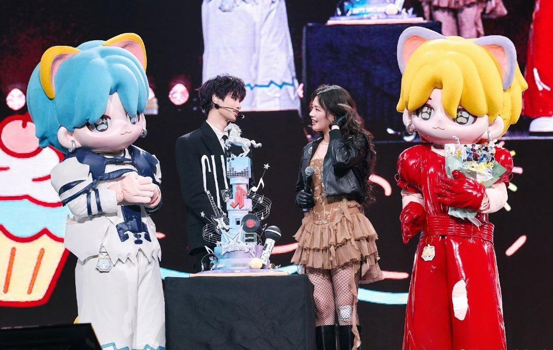 黄明昊演唱会超级嗨！！下一次能不能连开！完全看不够呜呜