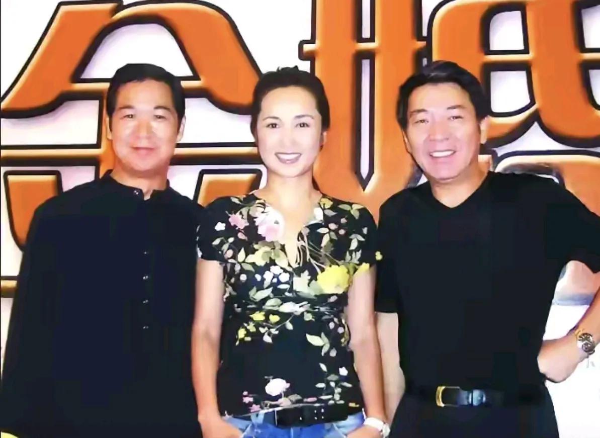 这张照片是在拍电视剧《金婚》时蒋雯丽、张国立和导演郑晓龙三人在一起的合照留念！