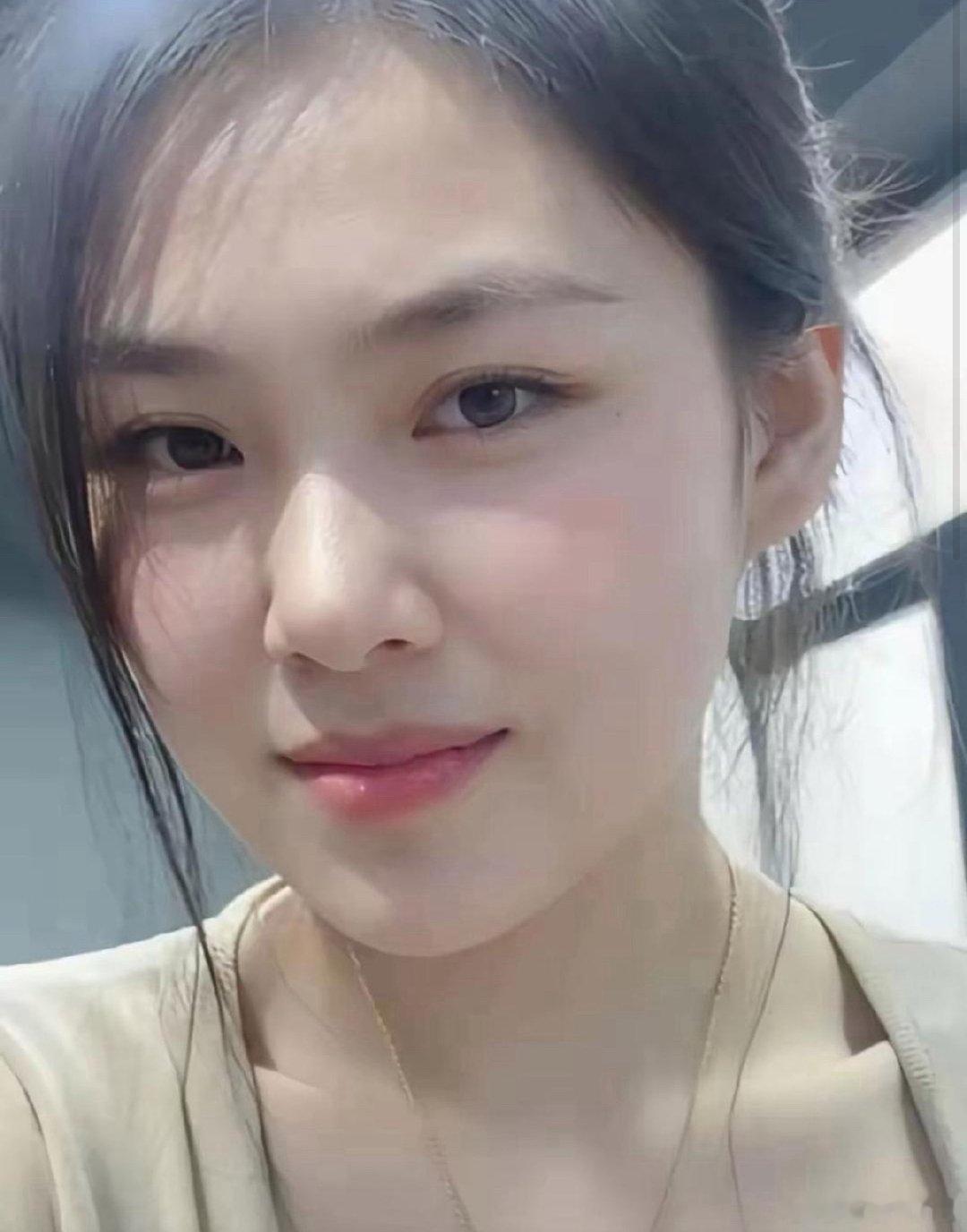 一个女博士去相亲，问男方年薪多少。男方回答：“150万。”女博士说：“那还算凑合