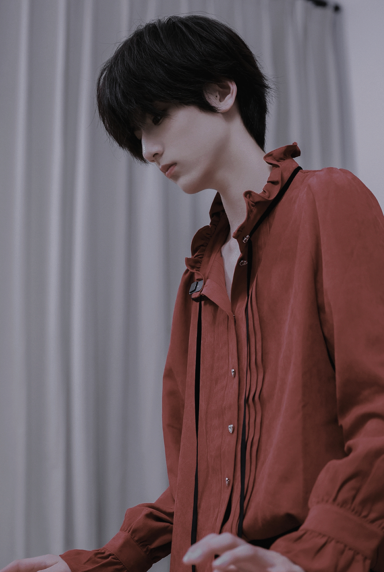 钉在十字架上的玫瑰，盛开和枯萎世人皆觉得是原罪 