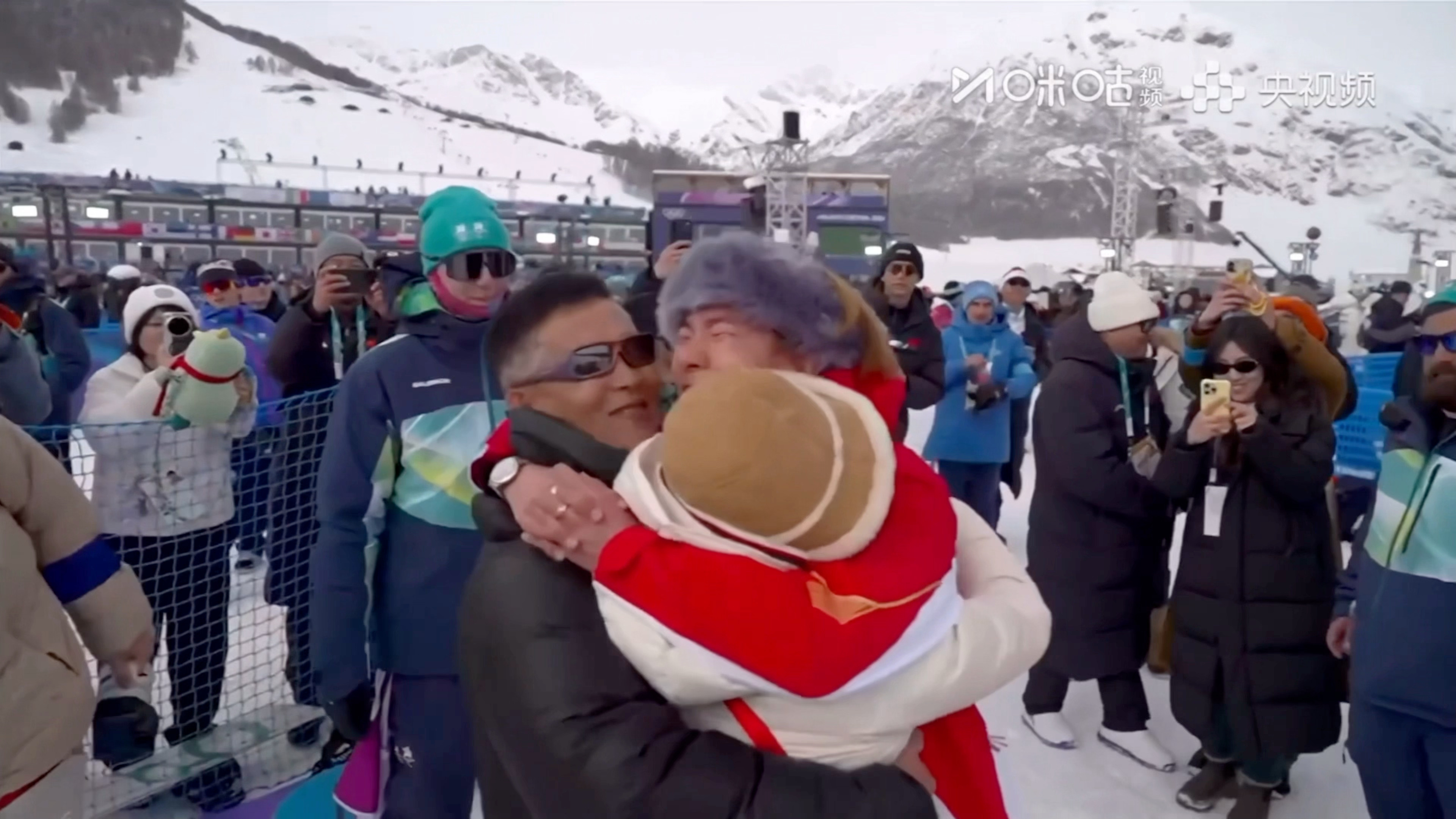 妈妈为苏翊鸣擦眼泪🥺😭父母的好宝苏翊鸣坡障金牌