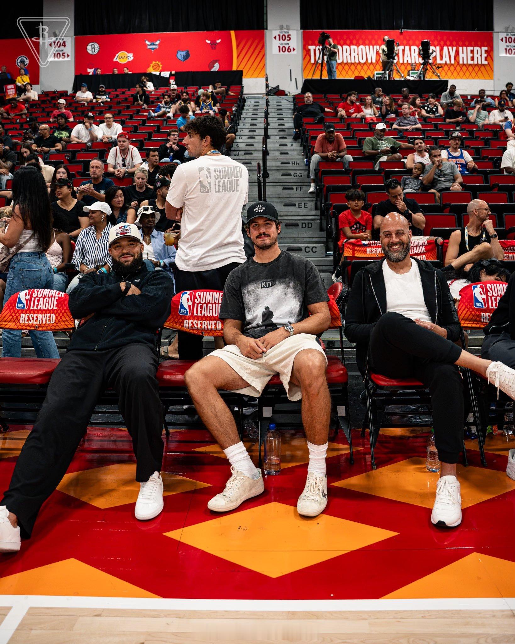 又是一组观众席三巨头NBA夏季联赛火箭vs猛龙休斯顿火箭