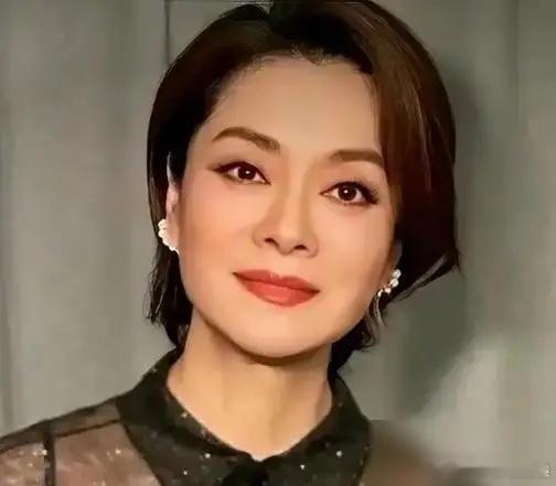 土耳其那场晚宴，许晴咬着嘴唇连问两遍要房间钥匙，毛阿敏连头都没回，端起杯子跟对面