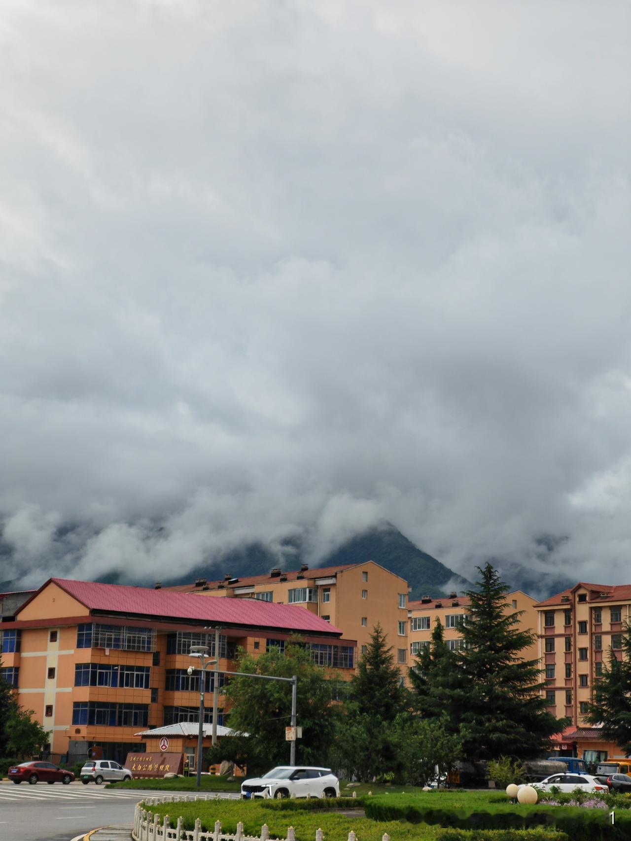 最近，我们的城市雨也是下不停。

温度也降了下来，所以在太白县城也待不住了，今天