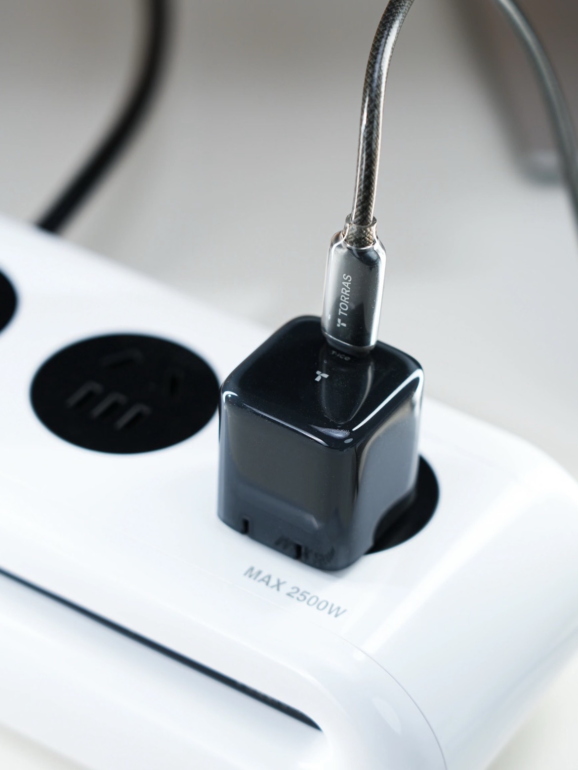 氮化镓充电头也太强了吧！口红大小却能输出100W，笔记本手机同时快充都不掉速，温