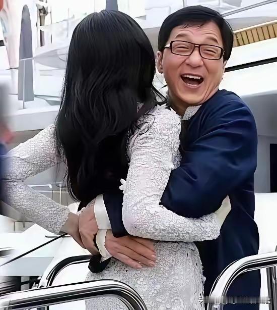 网友：从画面中看，这个女士很抗拒，这个男演员的吃相很难看。