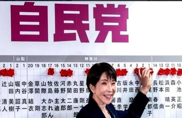 日本高市早苗“掀桌子”了！她坐到电视节目镜头前，直接撂下一句话，她对着镜头，一字