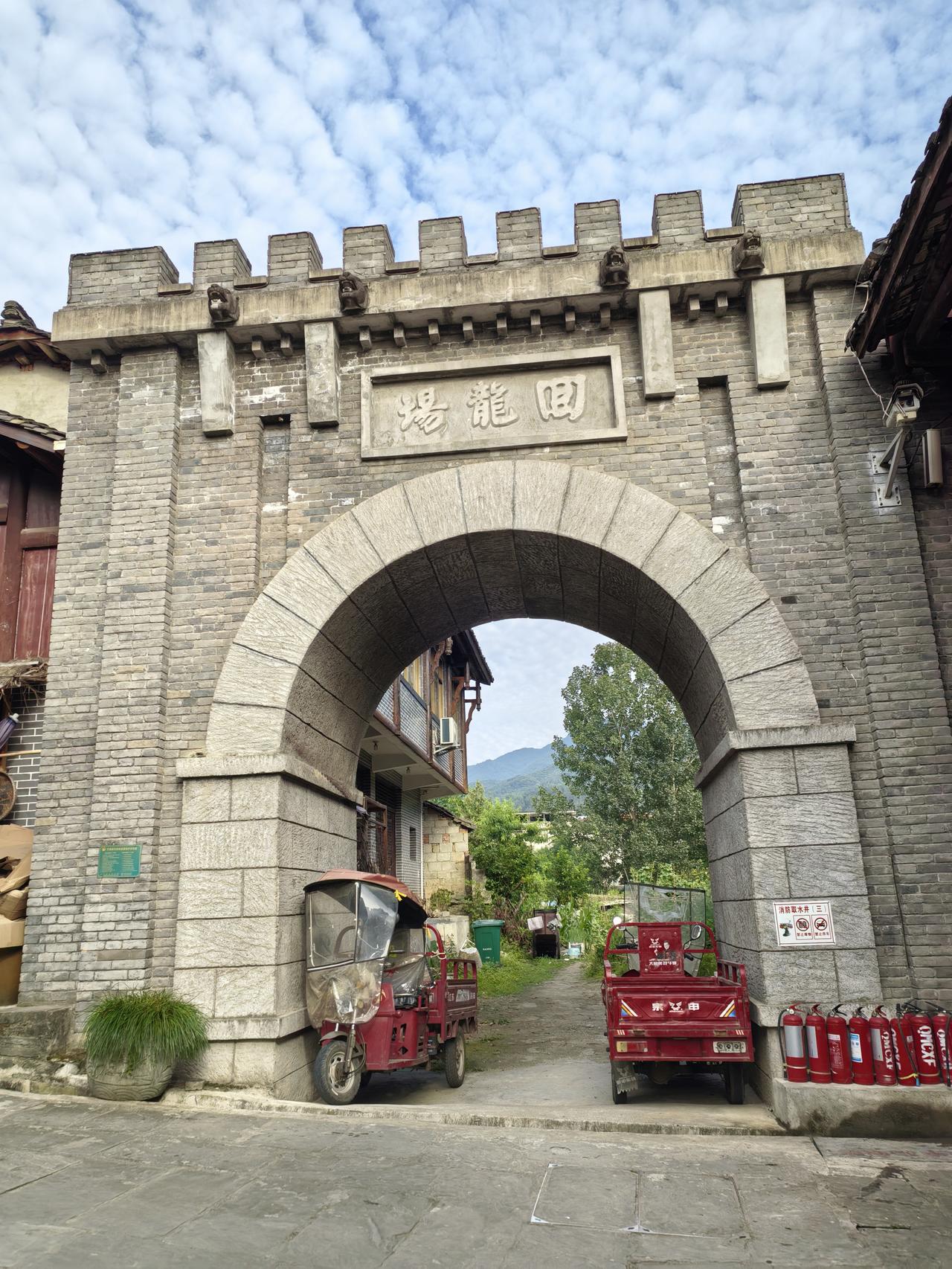 。古镇后山可免费登顶的回龙阁，登顶可俯瞰全镇山水古建全景。荣盛魁、烟馆、辅仁中学