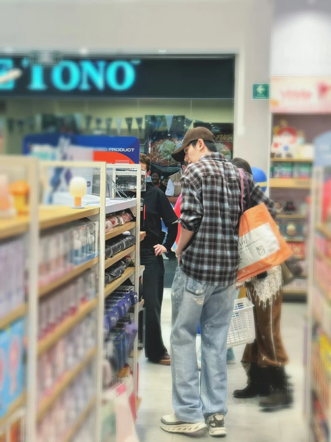 邓为墨西哥逛街背雷霆大包哈哈哈哈潮男背大包像是来进货了～哥哥不止穿搭好看 连包包