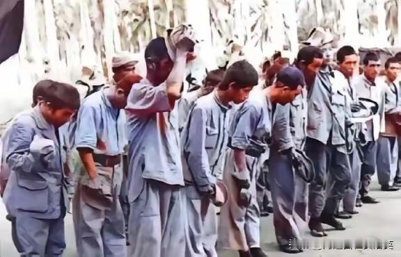 这是1943年常德会战时俘虏的日本兵。国军第74军第57师师长余程万下令一律处死