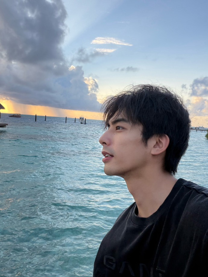 宋威龙吃了烤冷面夹臭豆腐 宋威龙立秋打卡照，这个侧颜给我帅晕了，吃了烤冷面夹臭豆