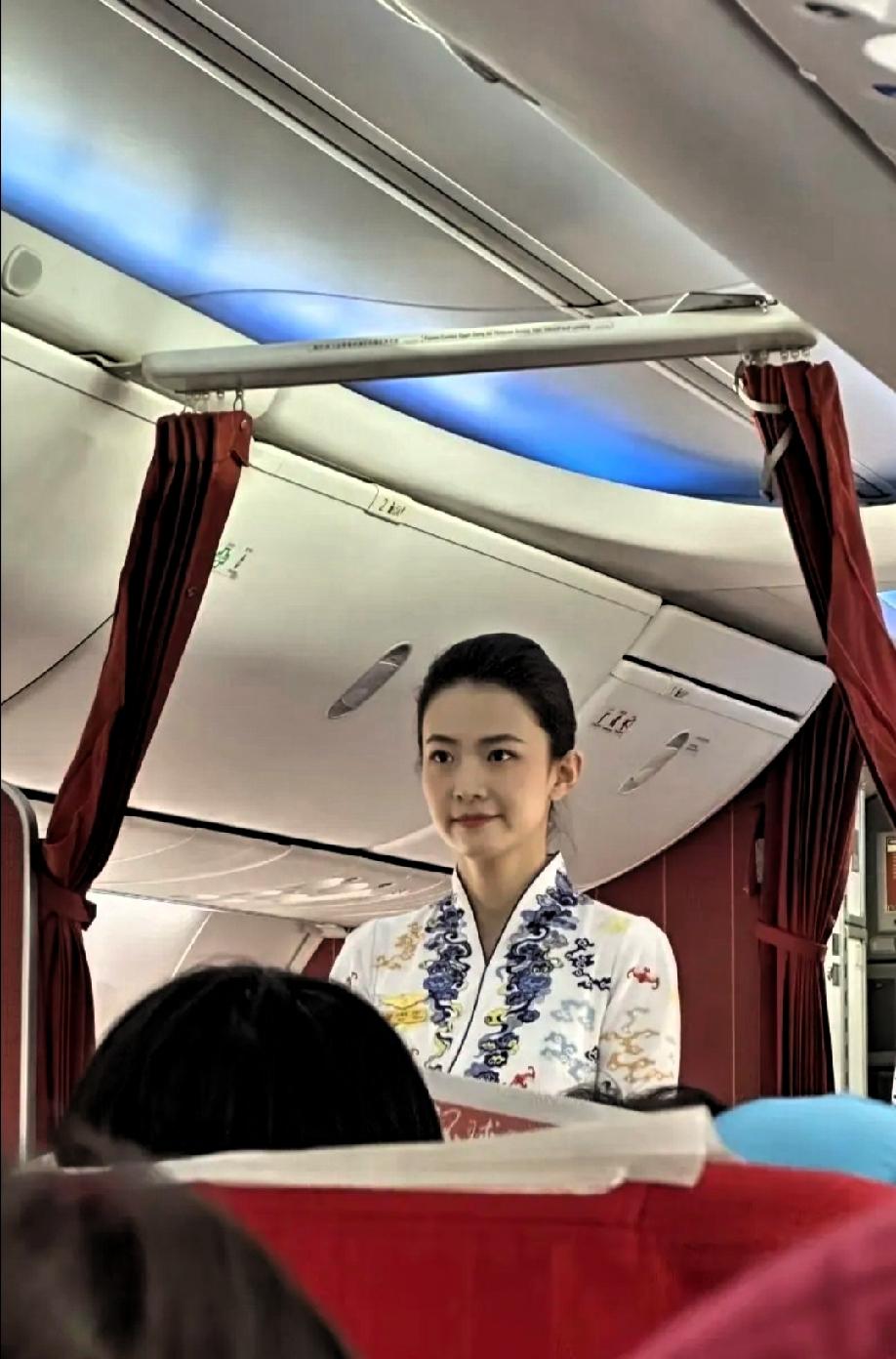 最美旺夫脸！
这美女是海南航空的空姐。身穿海天祥云制服和客舱的红色座椅。确实又美