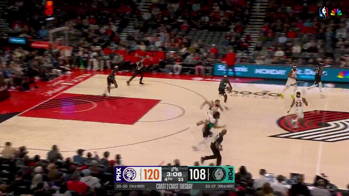 在今天开拓者主场迎战太阳的比赛吗，开拓者新星夏普奉献了一记历史级别的扣篮。当时双