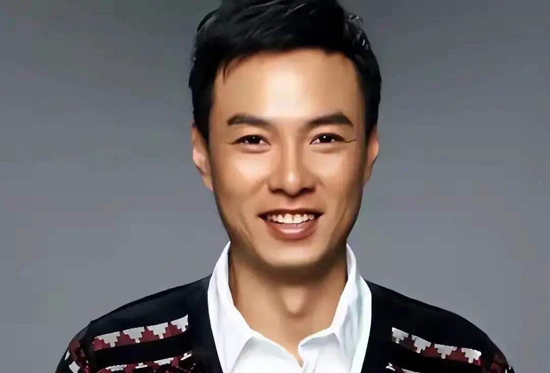 被前女友嫌穷踹走，转身娶普通女教师的朱铁：这才是顶级人生赢家
当年还在剧组跑龙套