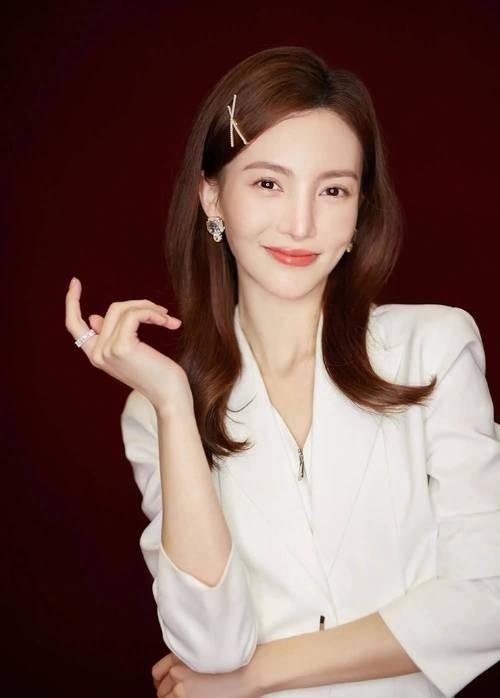 9月1日，“金晨出国生子”上了热搜，真的看得人一脸离谱，好好的女明星出国休个假、