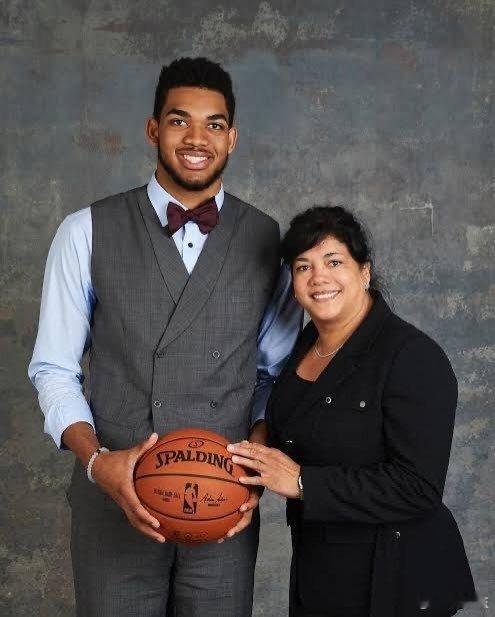 Marc J. Spears报道，唐斯将把他在NBA杯中获得的50万美元奖金捐赠