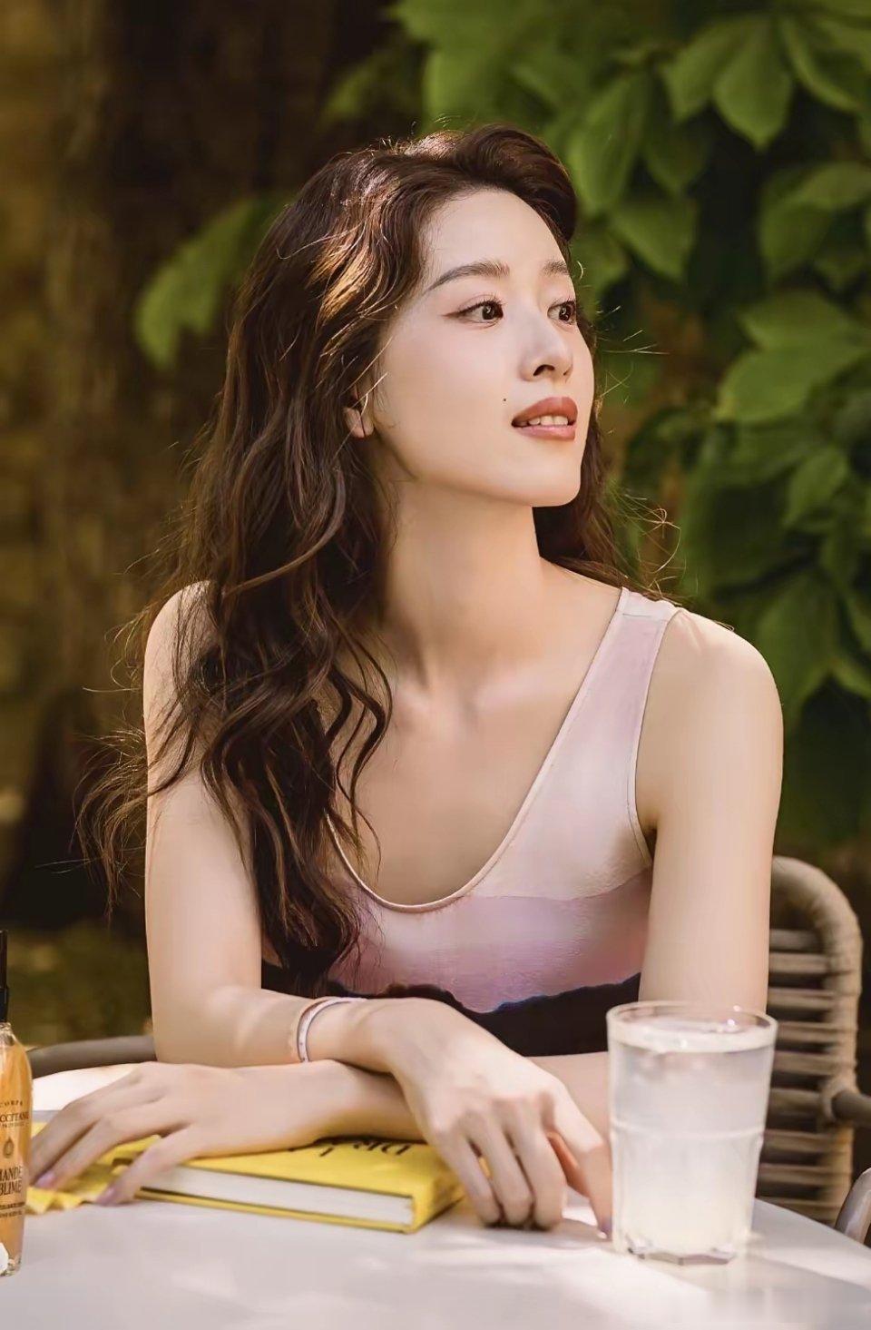 刘强东老婆如果进娱乐圈的话这颜值应该超过很多女明星了吧？ 