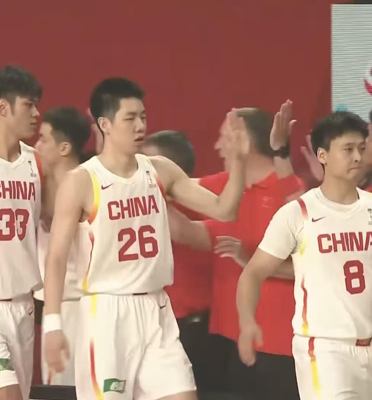 中国男篮以87比80客场击败日本男篮，拿下了这场意义非凡的关键胜利。这不仅仅是一