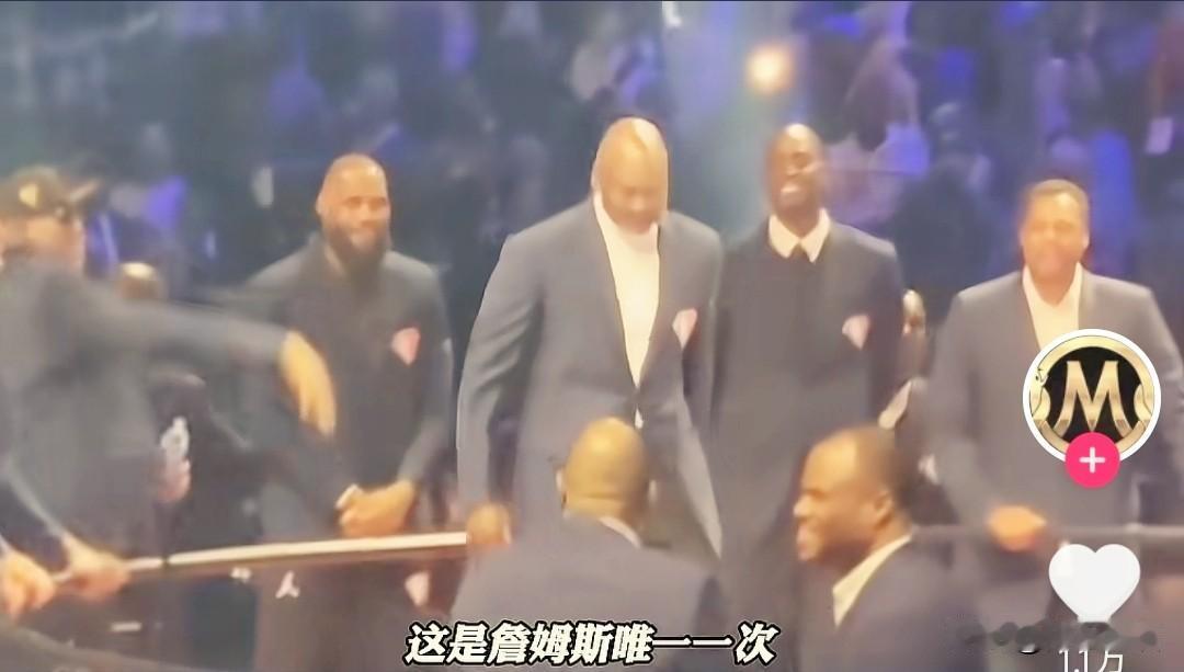 这是詹姆斯唯一一次，忘记给自己戴皇冠👑，面对篮球之神乔丹，他双手放在身前像个新