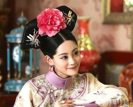 1722年，康熙皇帝病逝，德妃乌雅氏所生的皇四子胤禛继位，史称雍正帝。雍正帝继位