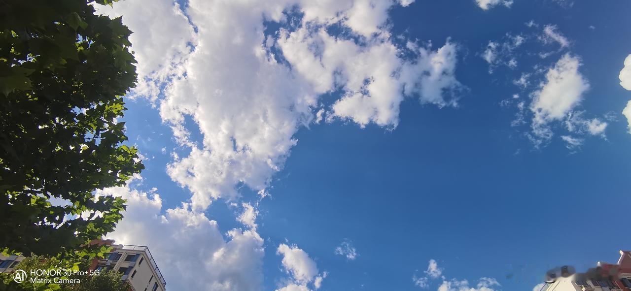 蓝蓝的天上白云飘。
   最近这些年，北京这样湛蓝湛蓝的天空已经很常见了，虽然也