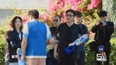 邓超被鹿晗任敏追着呲水任敏让鹿晗进攻邓超 任敏鹿晗组成“呲水联盟”，邓超成为头号