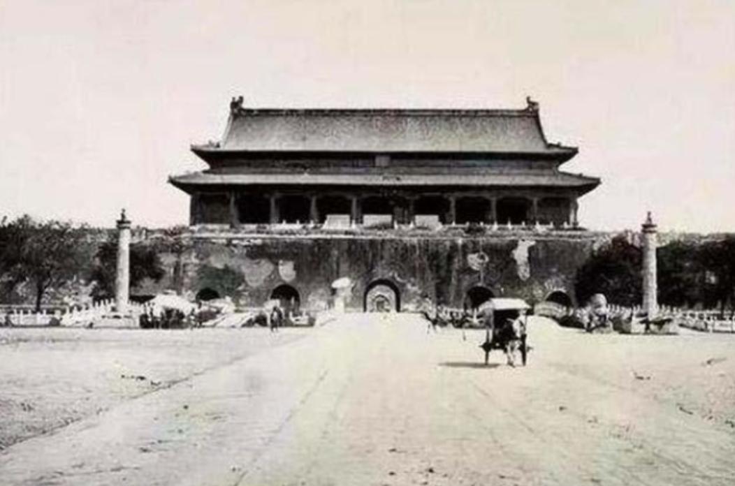 1969 年末，中央打算拆掉天安门广场再重新建设，然而在施工的时候，工人们在旧天