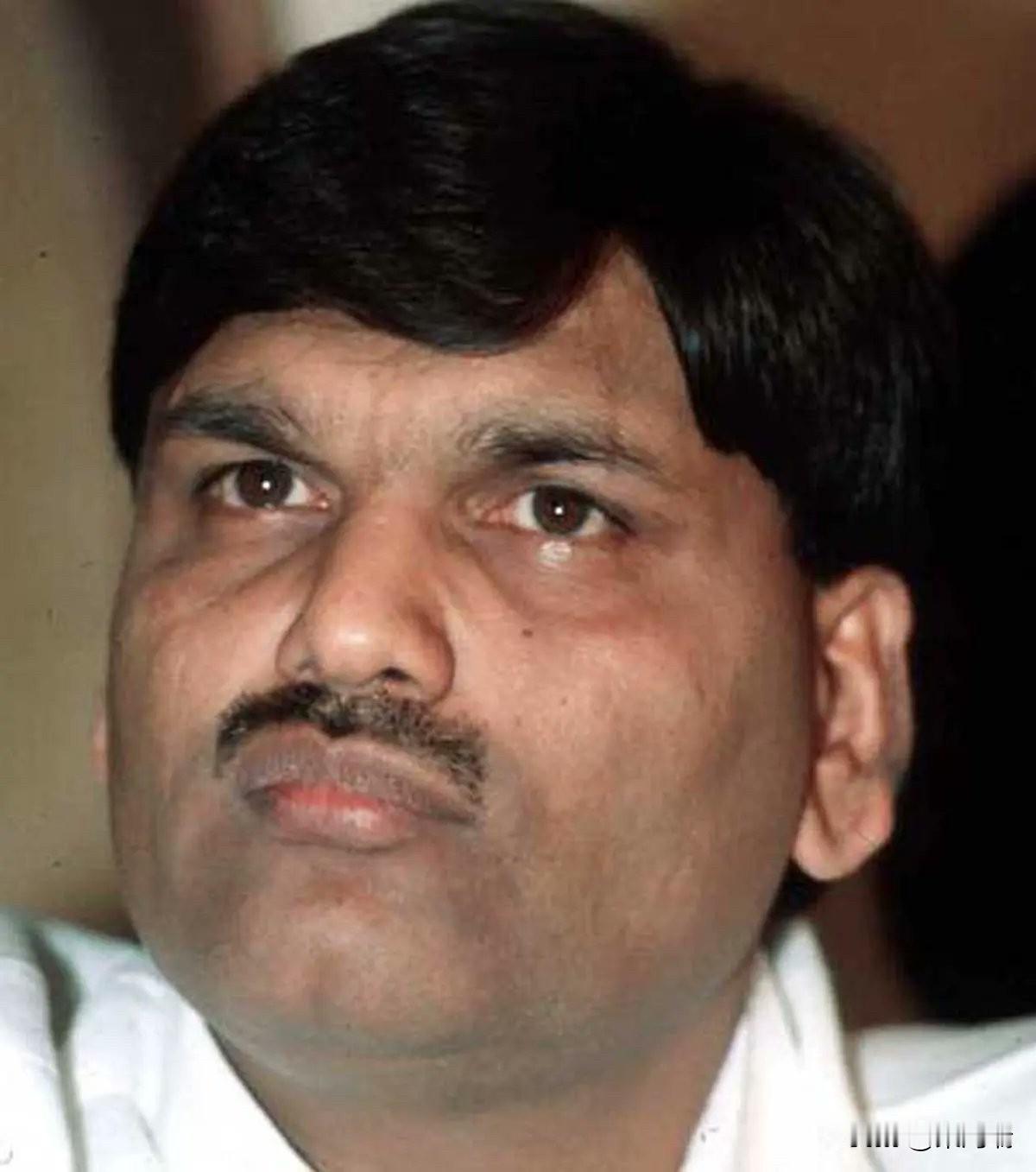 1992 年孟买达拉尔街（Dalal Street）股市崩盘的核心，是股票经纪人