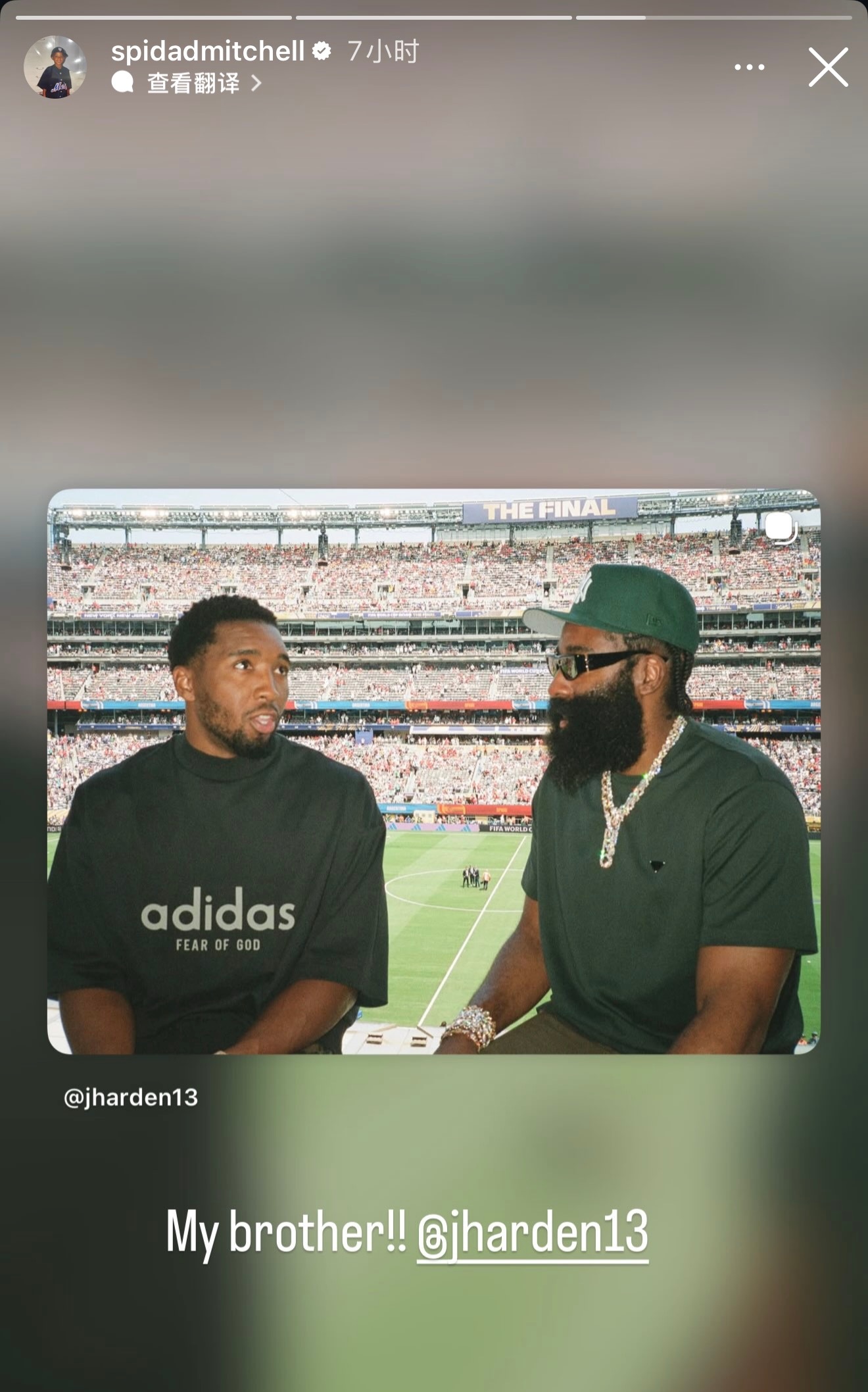 米切尔发了一张和登哥的合照，并配文：我的好哥们儿‼️随后登哥转发：🕷️ 