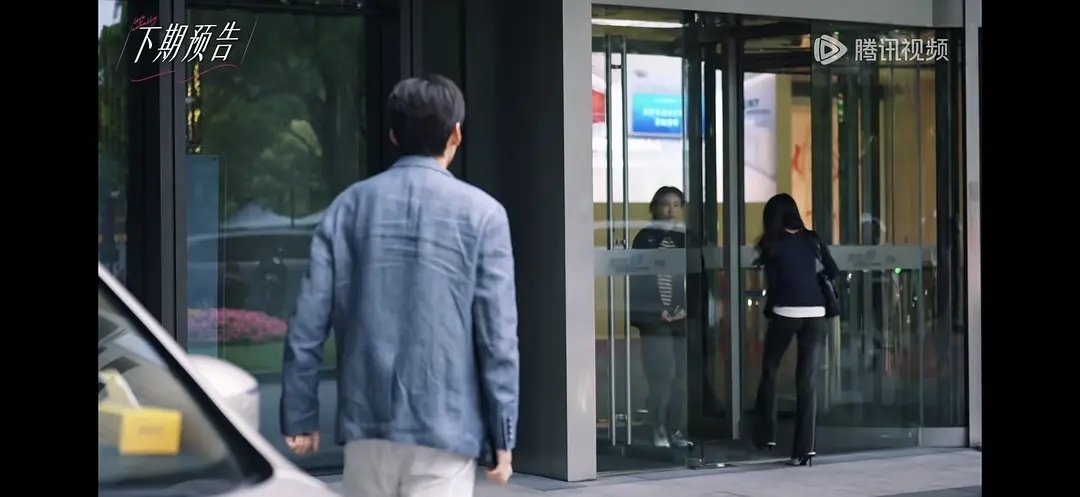 柳柳周佑凌聊过往感情经历周佑凌比柳柳大8岁下期就开始接柳柳下班了！啊啊啊，太甜了
