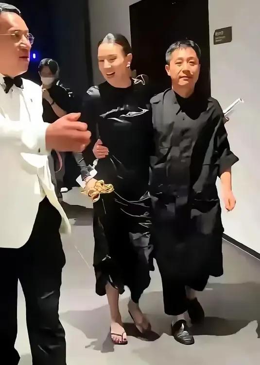 看宋佳的老公，太矮了，看起来和宋佳不搭，原来美女喜欢的从来不是颜值，身高，而是男