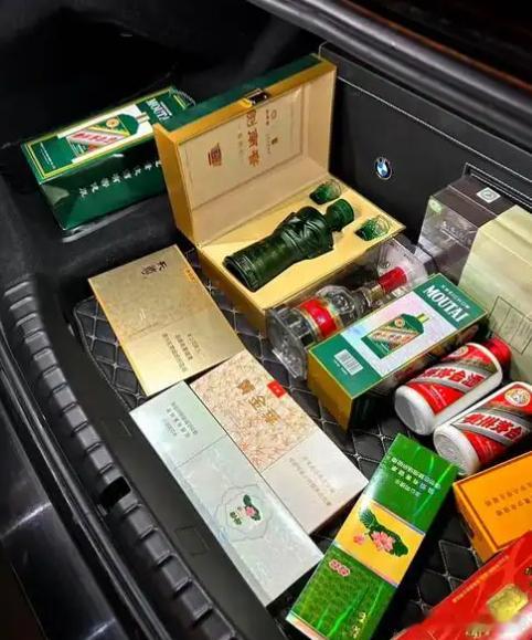 普通家庭根本没教过怎么送礼普通家庭能过好自己的日子就不错了！ ​​​