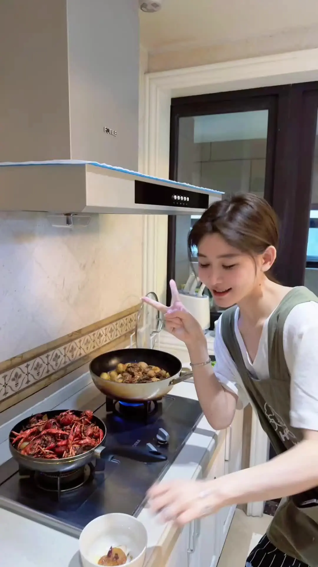 贤妻良母从来都不是我的风格 但是我可以在你饿的时候给你做饭吃 在你疲惫...