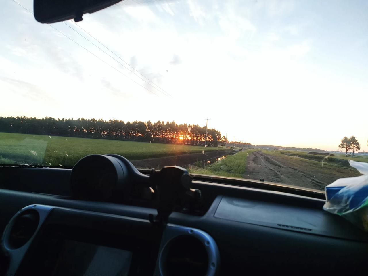 人家都出去旅游景点看日出，我跑我的地头看日出，同一个太阳，看的地方不同，心情也不