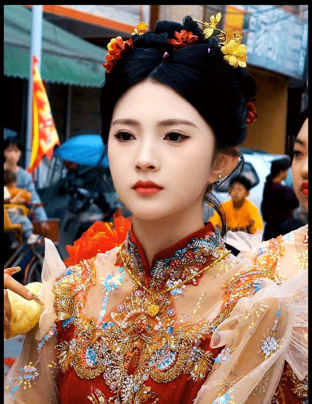 这个原因很可能是广东沿海一带居民，是早期古代中原地区的人，为躲避战火和因贫困失地
