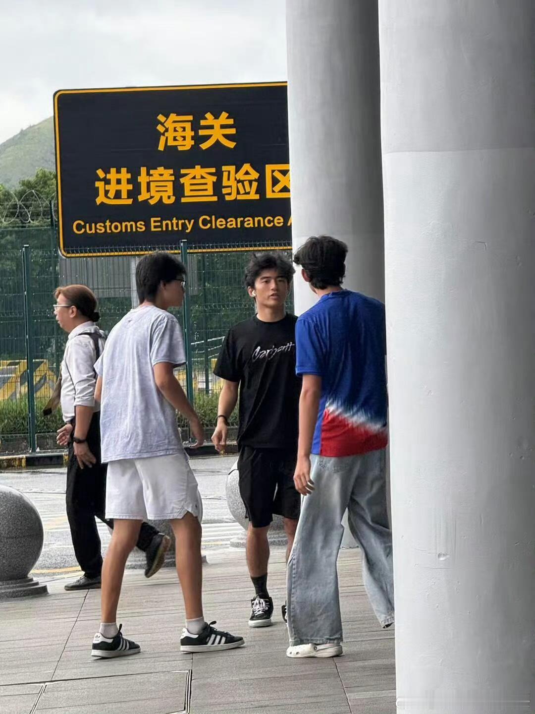 太羡慕Lucas啦！谢霆锋带他迪拜度假，父子逛街身高相仿，插兜走路的样子太帅了，