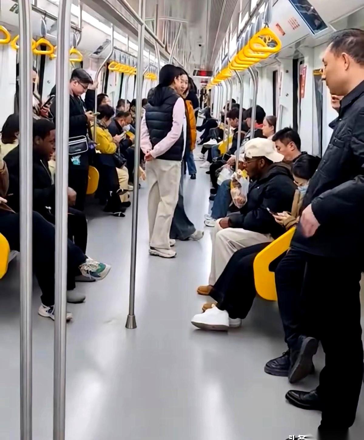 就那个黑人哥们儿，在地铁里吃得那叫一个香。
旁边的我们呢？一车厢的中国人，跟看空