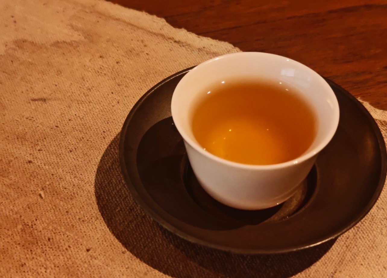 茶道  泡一壶茶，看茶叶在水中跳舞，与你喝茶，不谈世事牵挂，杯中的茶由淡变浓，浮