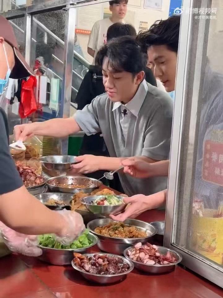 王祖蓝被贵港的粉便宜到了探访传统老店品尝非遗谷山粉，王祖蓝用自身影响力推广老手艺