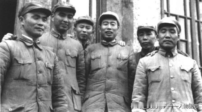 1949年，李达(右一)与第二野战军部分将领合影。右二起:谢富治、宋任穷、曾绍山