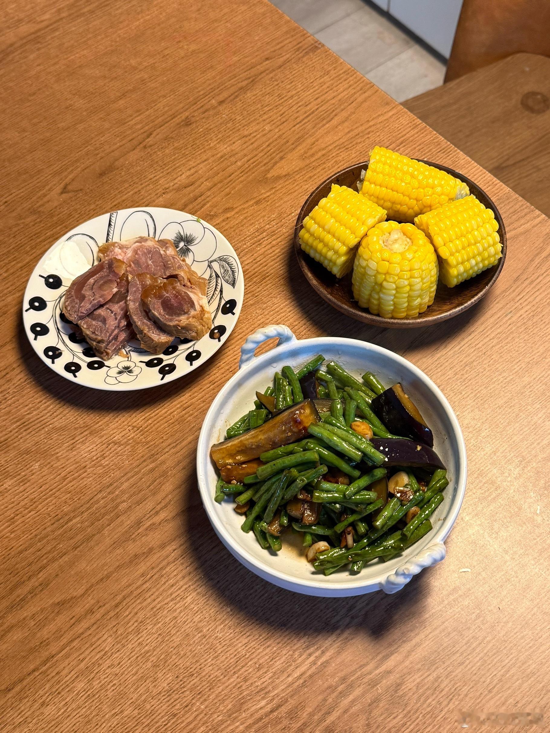 一个人的减脂午餐。舒舒服服慢慢悠悠安安静静，空气里都是自由的味道，开学真好[哈哈