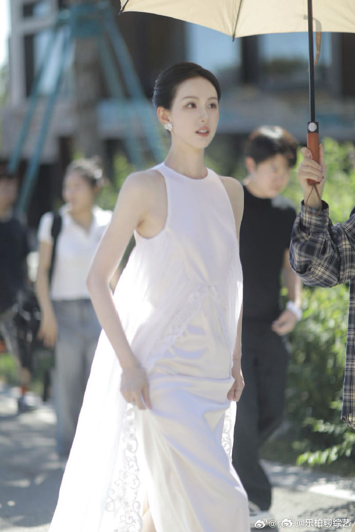 陈都灵美得好干净  陈都灵像颗白珍珠真的是又美又觉得很心动呀，在咱们的嘟嘟身上感