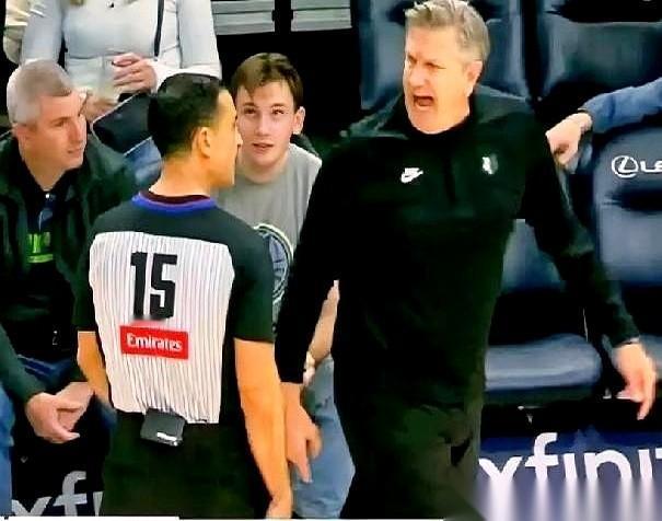 我求你了，你倒是吹我犯规啊！
你敢信？比赛最后30多秒，球员追着裁判，就差跪下求