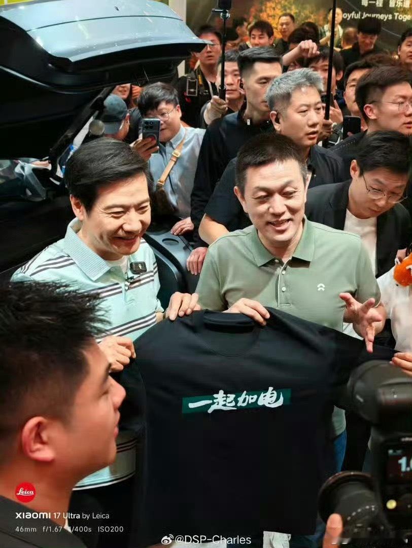 还是雷总会玩，逛个车展还不忘送礼 2026北京车展