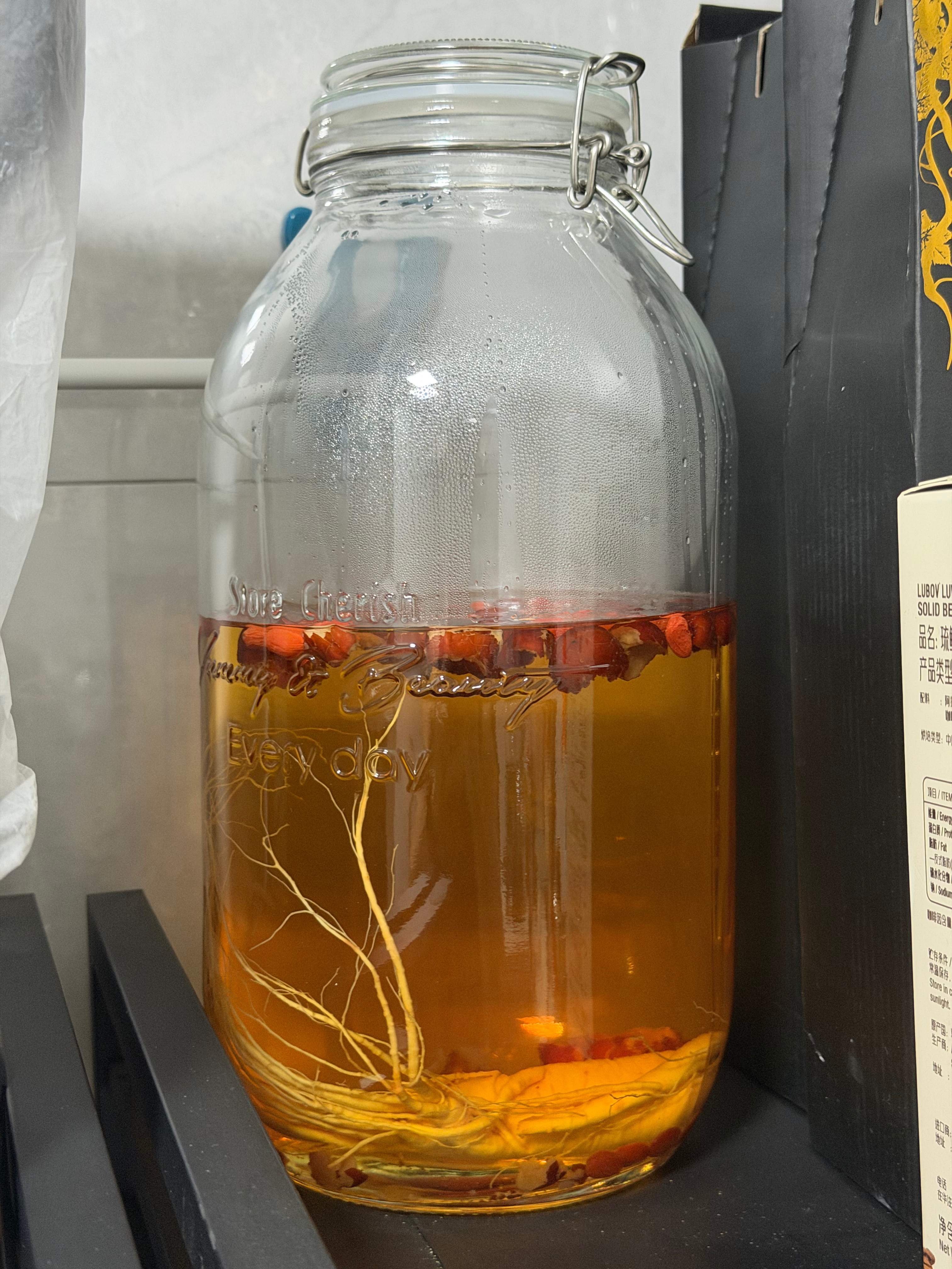 喝了一口两个月前泡的酒，确实有点东西，直接给我干出鼻血了！幸好身体比较好，用内力