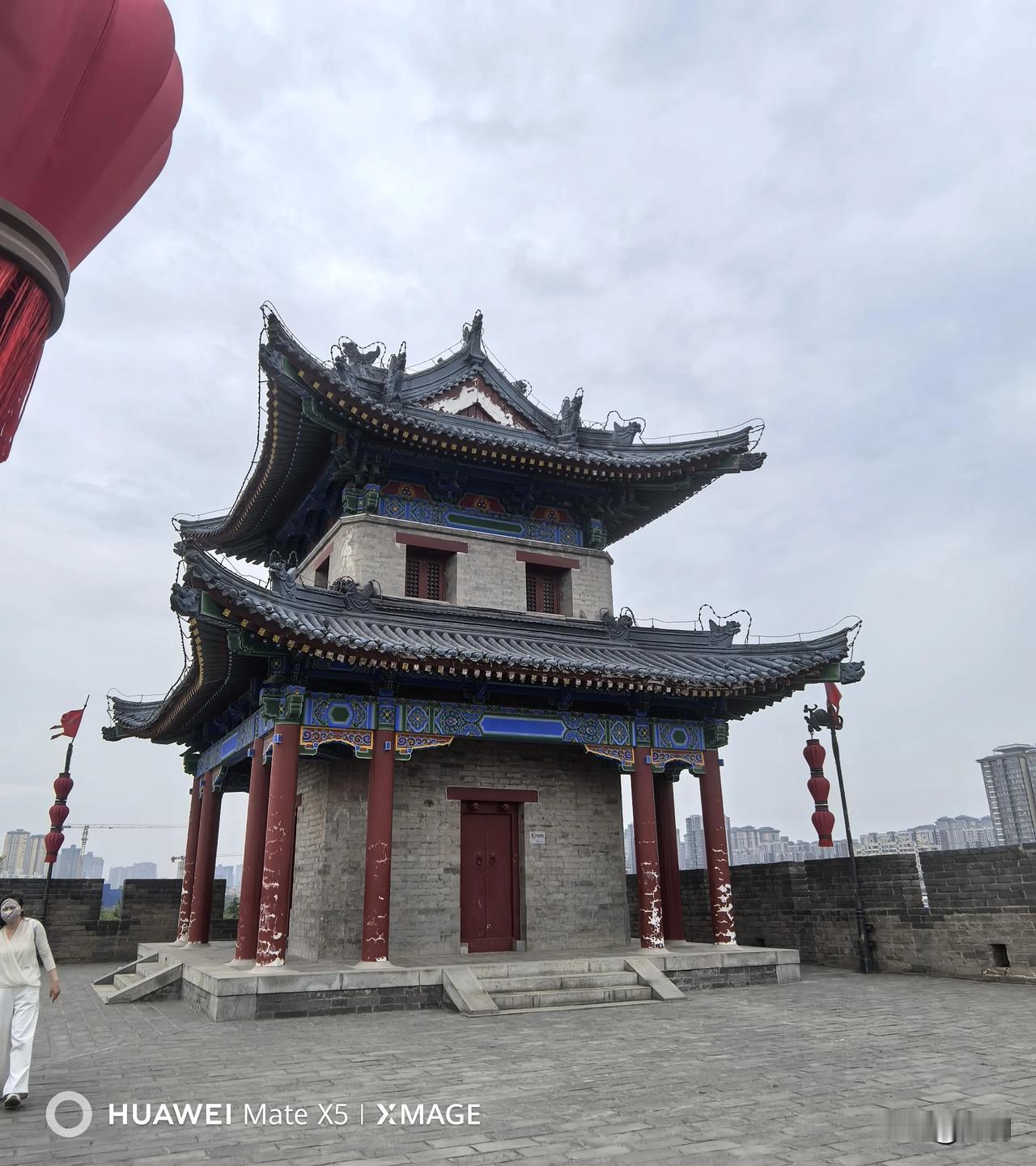 随手拍下西安城墙与广仁寺上空的天空。站在城墙上，仰头可览天空之景，俯身能瞰广仁寺
