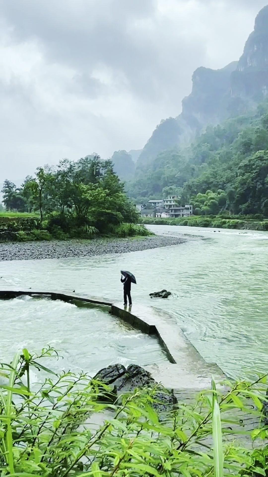 🌿踏入德茹村，一场烟雨便治愈了所有疲惫。青石板路被雨水润得发亮，潺潺溪流在脚下